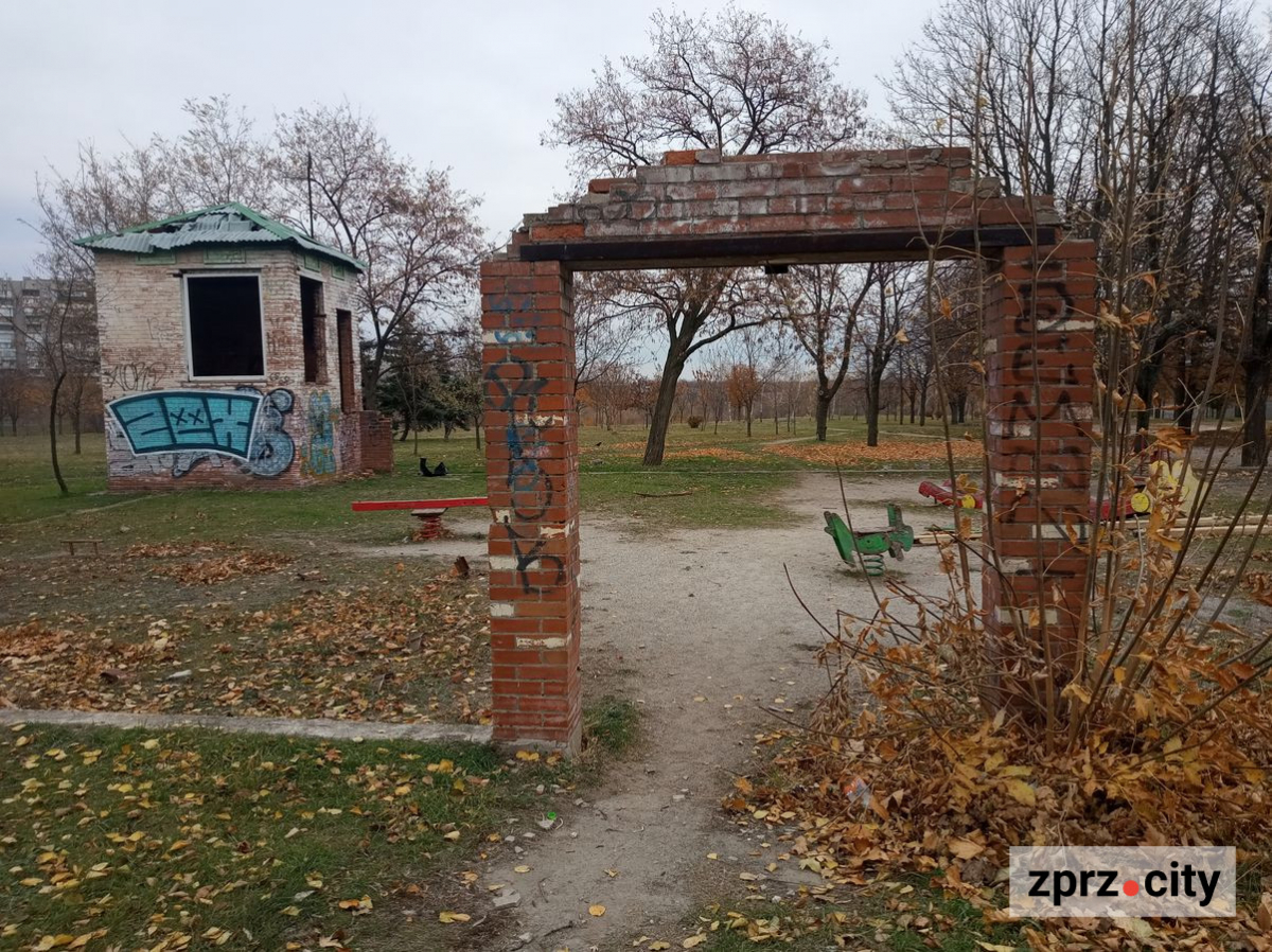 Незвичайне каміння, лелеки та багато дерев - як виглядає запорізький парк у листопаді (фото)