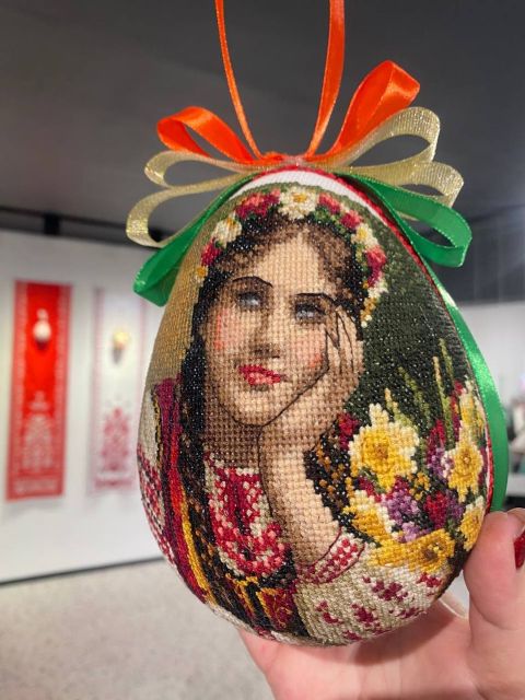 Українські пісні ожили у вишивці: у Запоріжжі відкрилася виставка писанок, рушників, мотанок (фото)