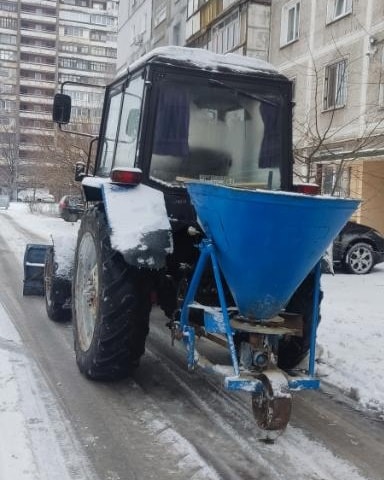 У Запоріжжі сніг додав чимало роботи комунальникам - як вони справляються з негодою (фото, відео)