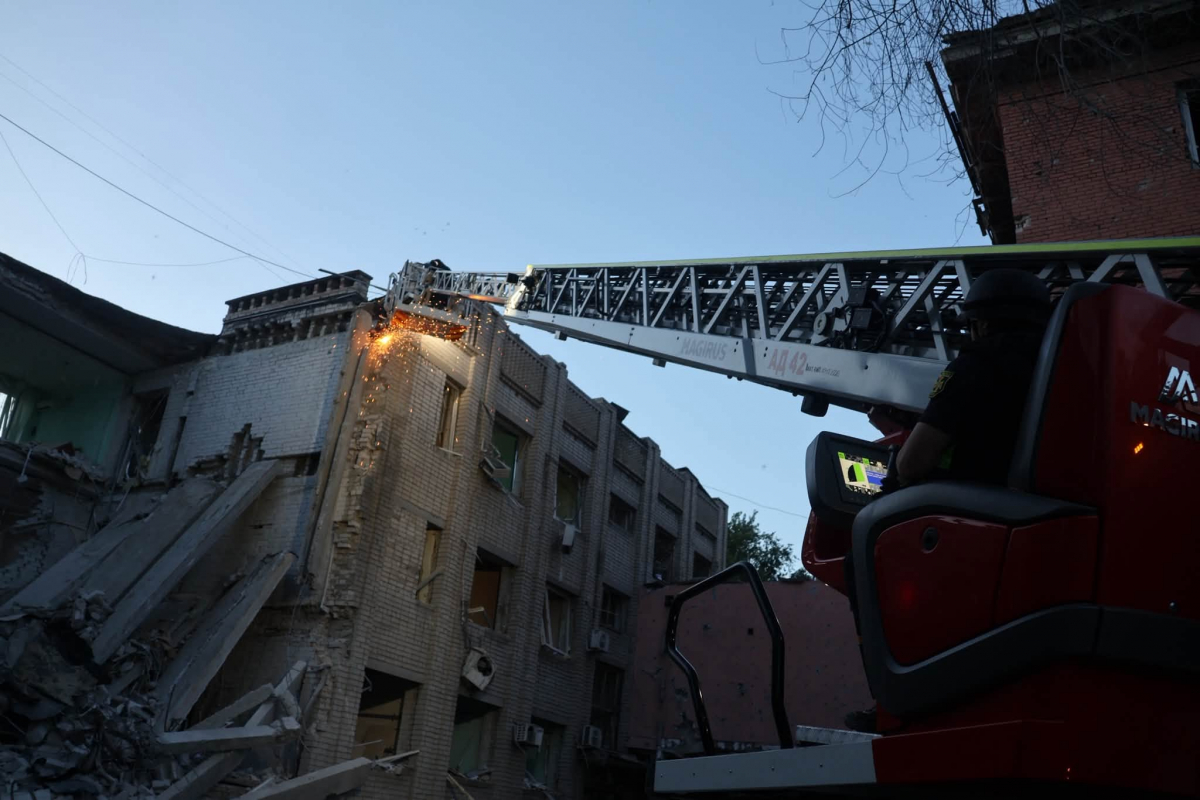 Майже добу тривали пошуки: у Запоріжжі з-під завалів дістали ще одного загиблого після атаки 10 липня (фото, відео)