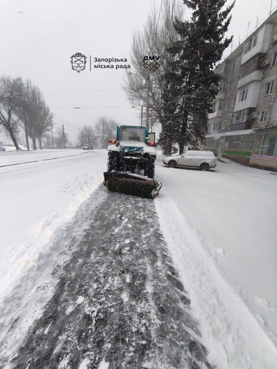 Запорізьку область засипало снігом: комунальники борються з негодою (фото, відео)