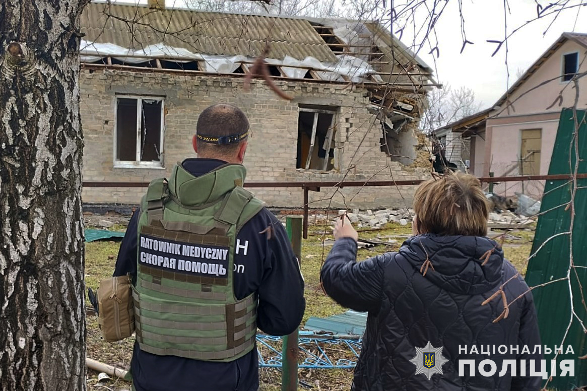 У Степногірську врятували травмованого дідуся, у якого зруйнували будинок і який жив у гаражі