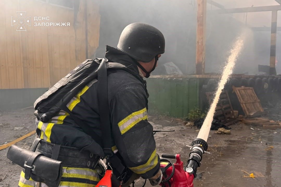 Росіяни атакували підприємство у Запоріжжі - в області після удару КАБа є загиблий (фото, відео)
