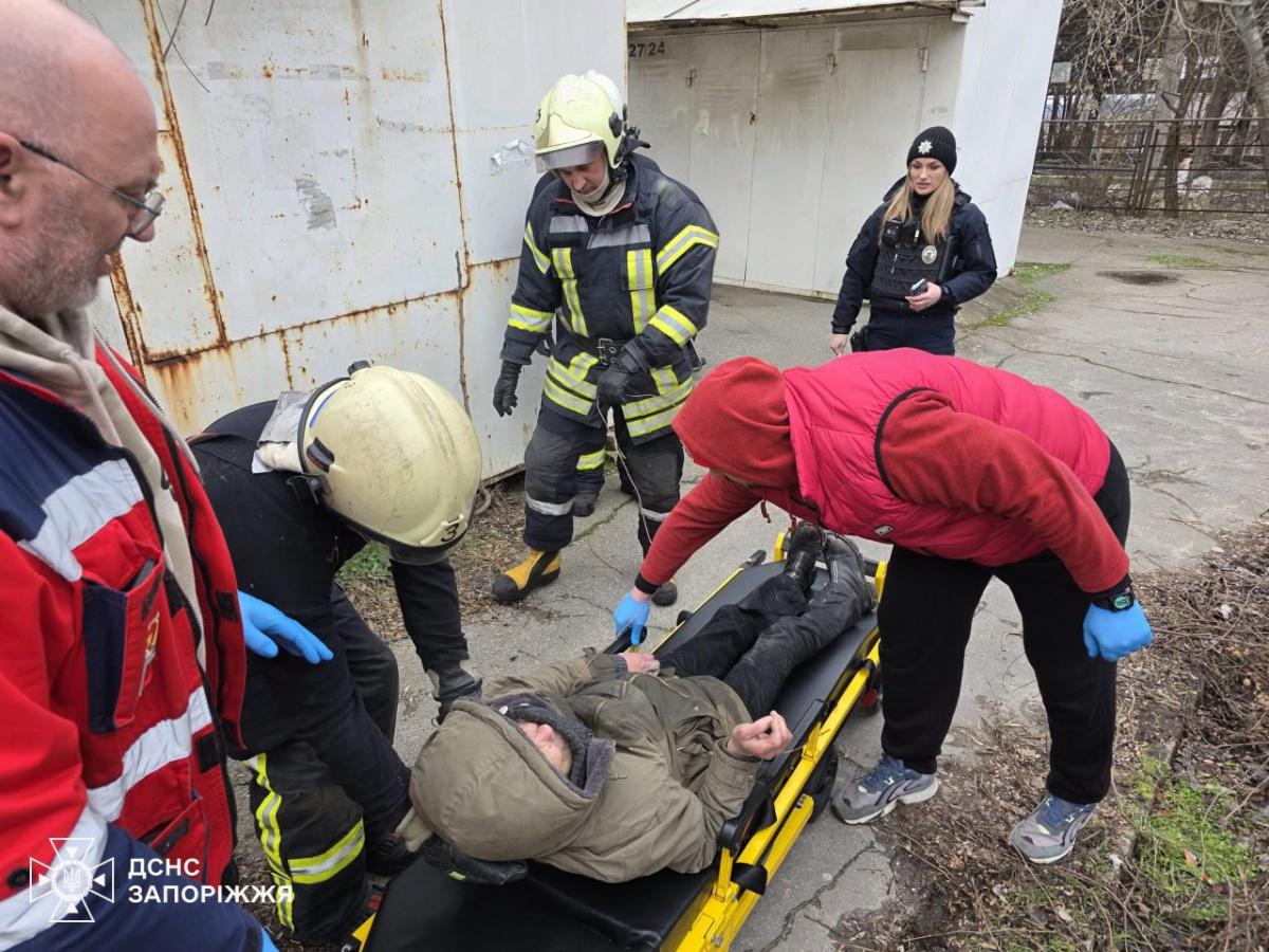 Рятували спецтехнікою: у Запоріжжі пенсіонерка застрягла між кіосками (фото)