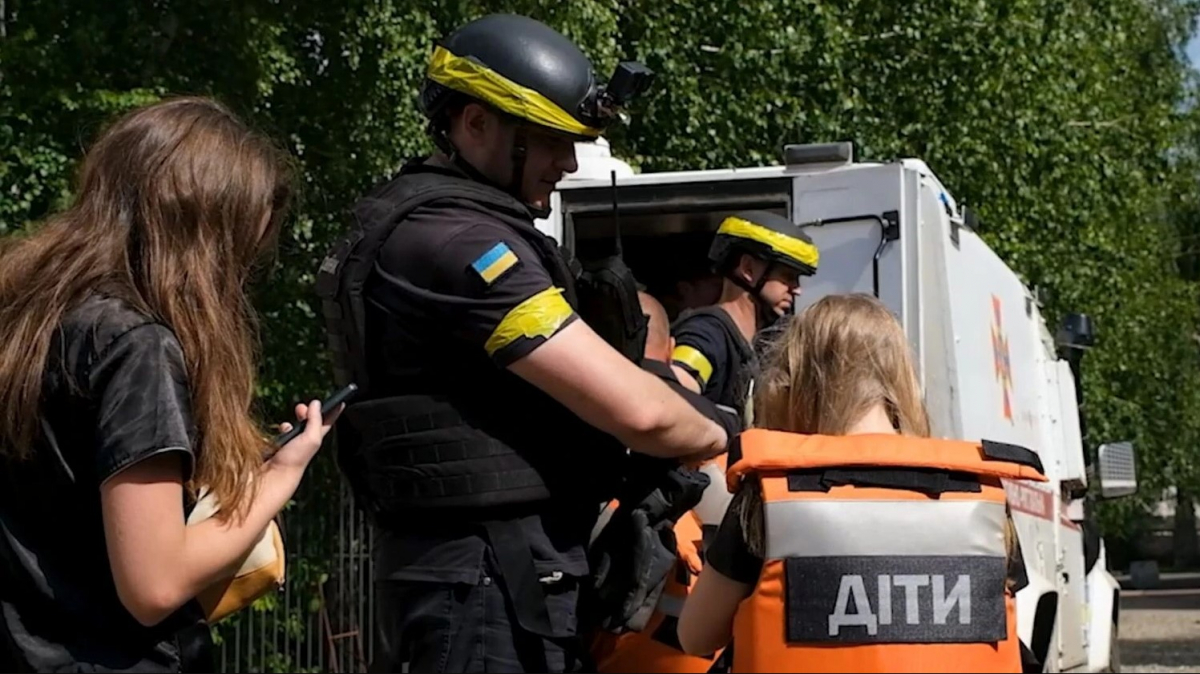 Під звуки вибухів -  з прифронтової Юрківки евакуювали дві багатодітні родини (відео)