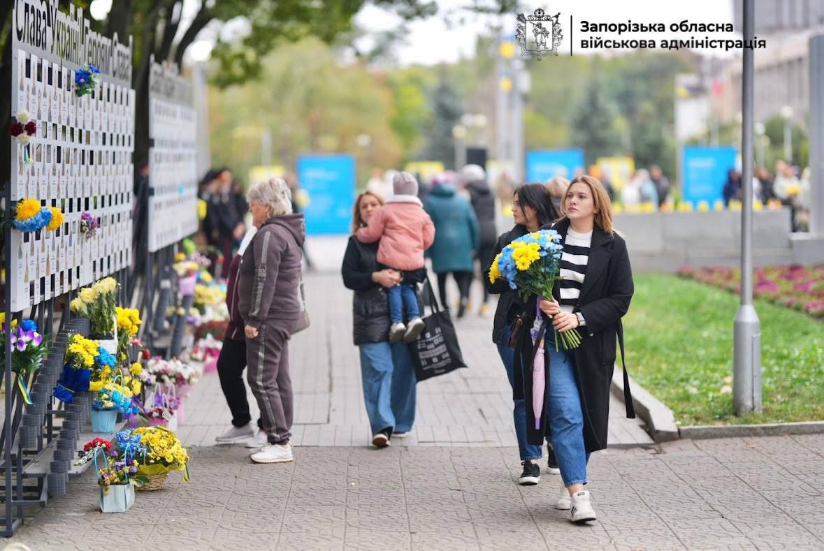У Запоріжжі вшанували Героїв війни – Алея пам’яті поповнилася новими стендами (фото)