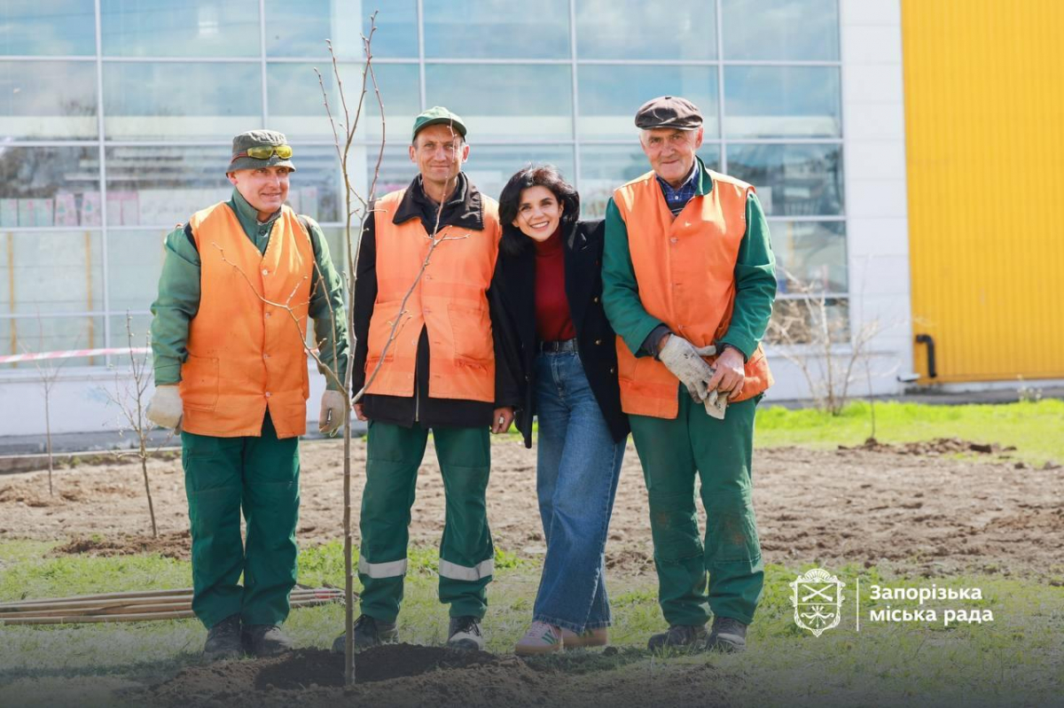 Замість бур'янів та пилу — тінь і затишок: на пустирі у Хортицькому районі Запоріжжя висадили десятки дерев (фото)