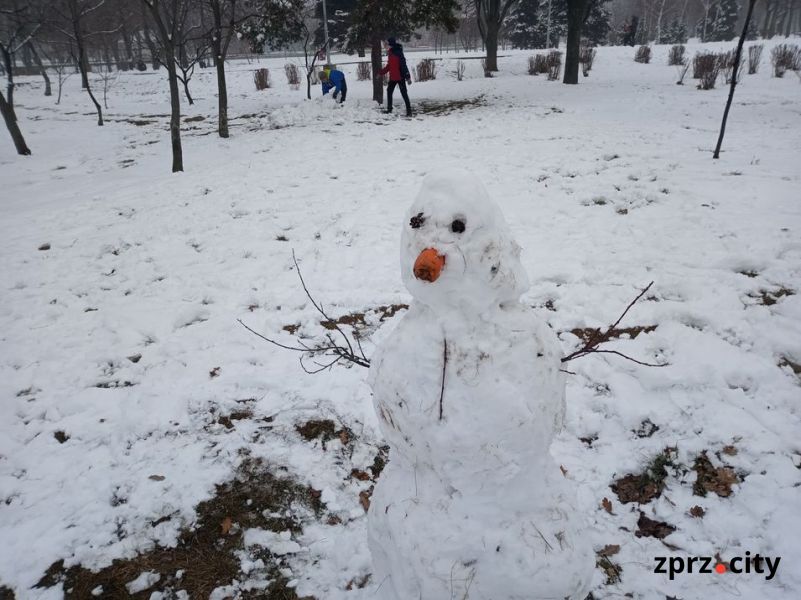 У запорізькому парку з'явився сніговий заєць - фото