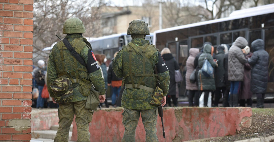 Біженці більше не потрібні: росіяни повертають додому мешканців Запорізької області, яких "евакуювали" в травні