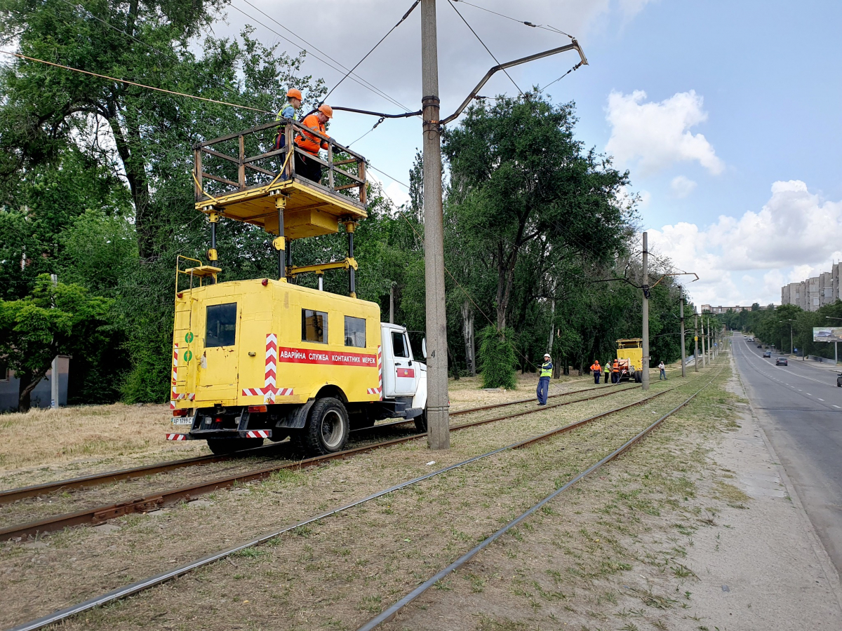 Рух маршрутів невдовзі відновлять - у центрі Запоріжжя завершають ремонт трамвайної колії (фото)