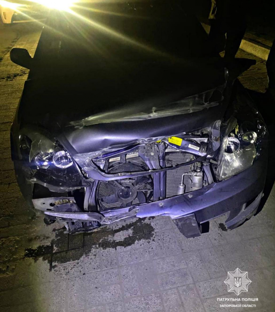 Під час комендантської години запорізькі поліцейські затримали п'яну водійку на розбитому авто – що вона встигла наробити