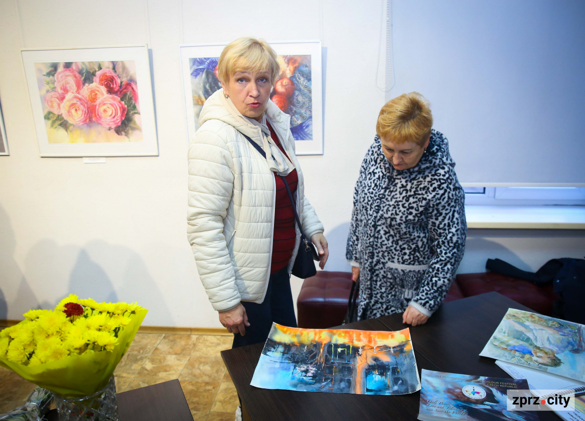 Квіти з відтінком війни - у Запоріжжі відкрили виставку акварелі