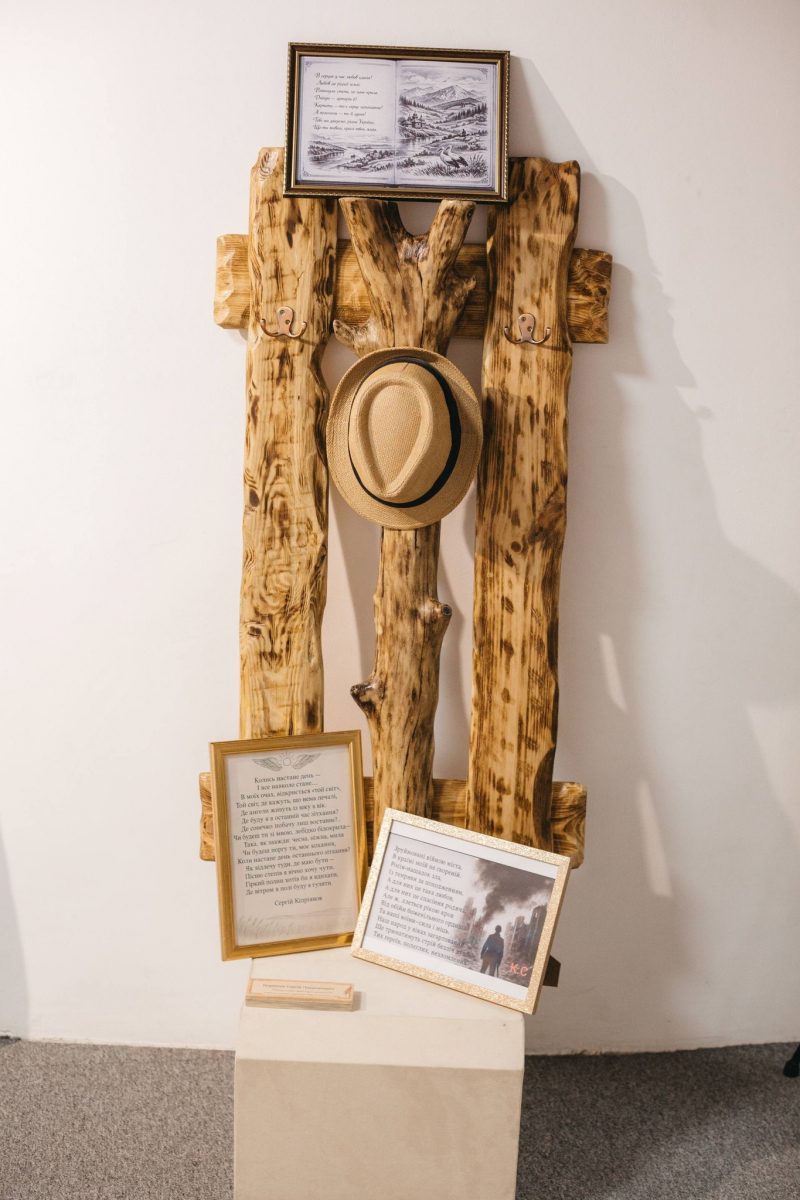 Мистецтво допомагає повернутись до мирного життя - у Запоріжжі відкрили виставку ветеранів та їхніх родин