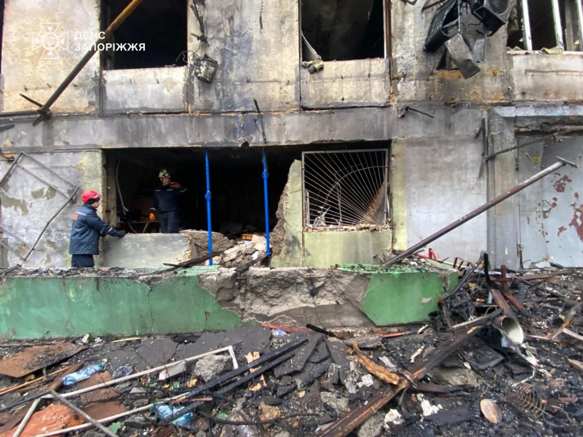 Поранення, руйнування, пожежі: вночі Запоріжжя зазнало масованої атаки ворожих дронів - що відомо про наслідки