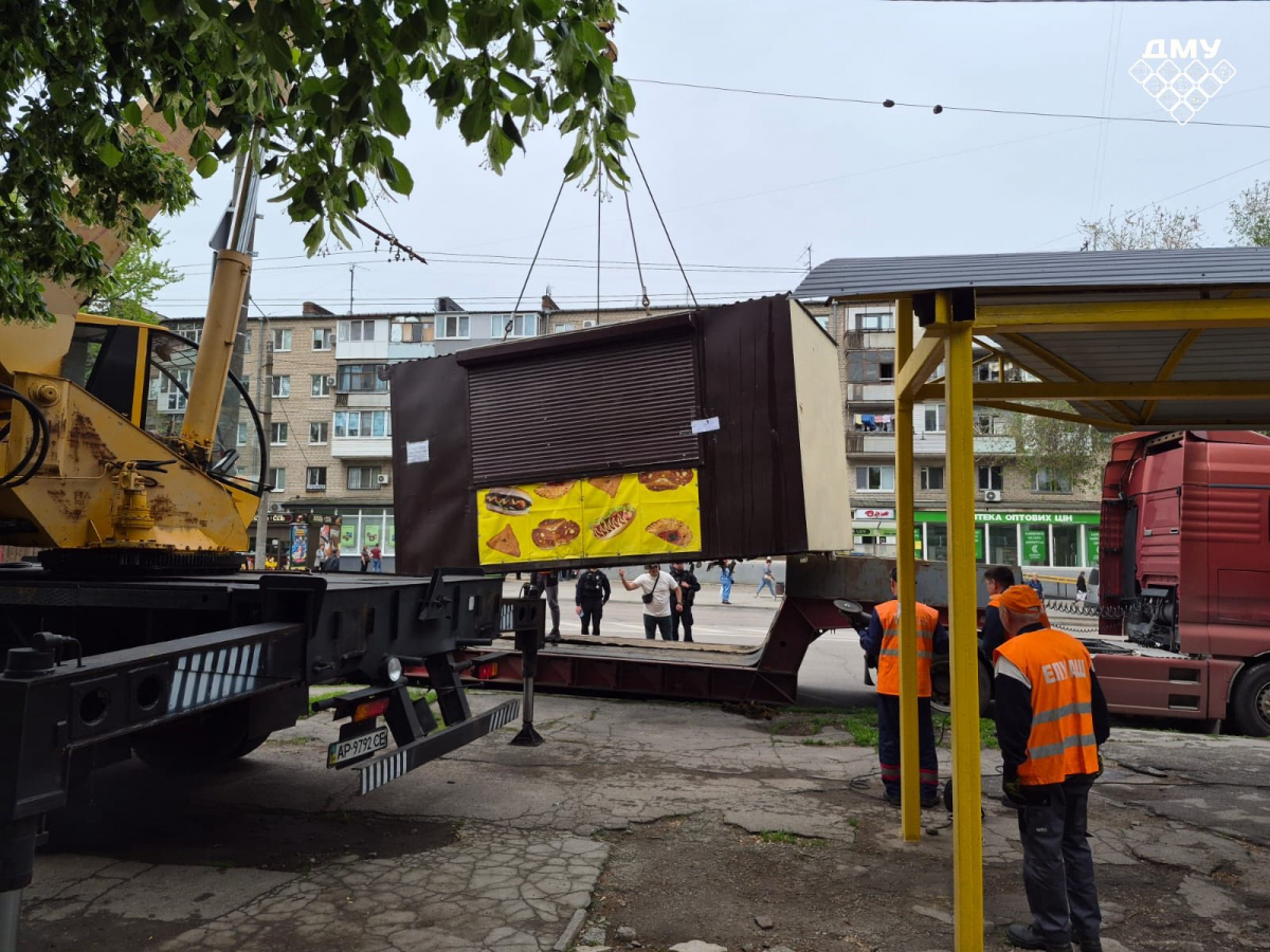 Попередження залишили без уваги: у Запоріжжі примусово прибрали незаконні МАФи біля зупинки (фото)