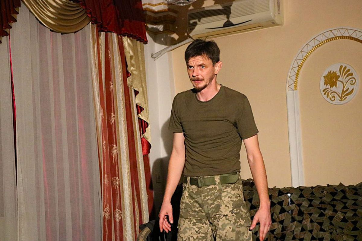 "Я змінюю порядок, слова, навіть кількість матюків" - у Запоріжжі боєць ЗСУ показав стендап про війну без прикрас