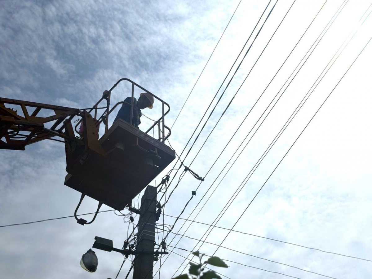 Працівники "Запоріжжяобленерго" усувають ушкодження, спричинені російськими обстрілами. Фото: пресслужба АТ "Запоріжжяобленерго"