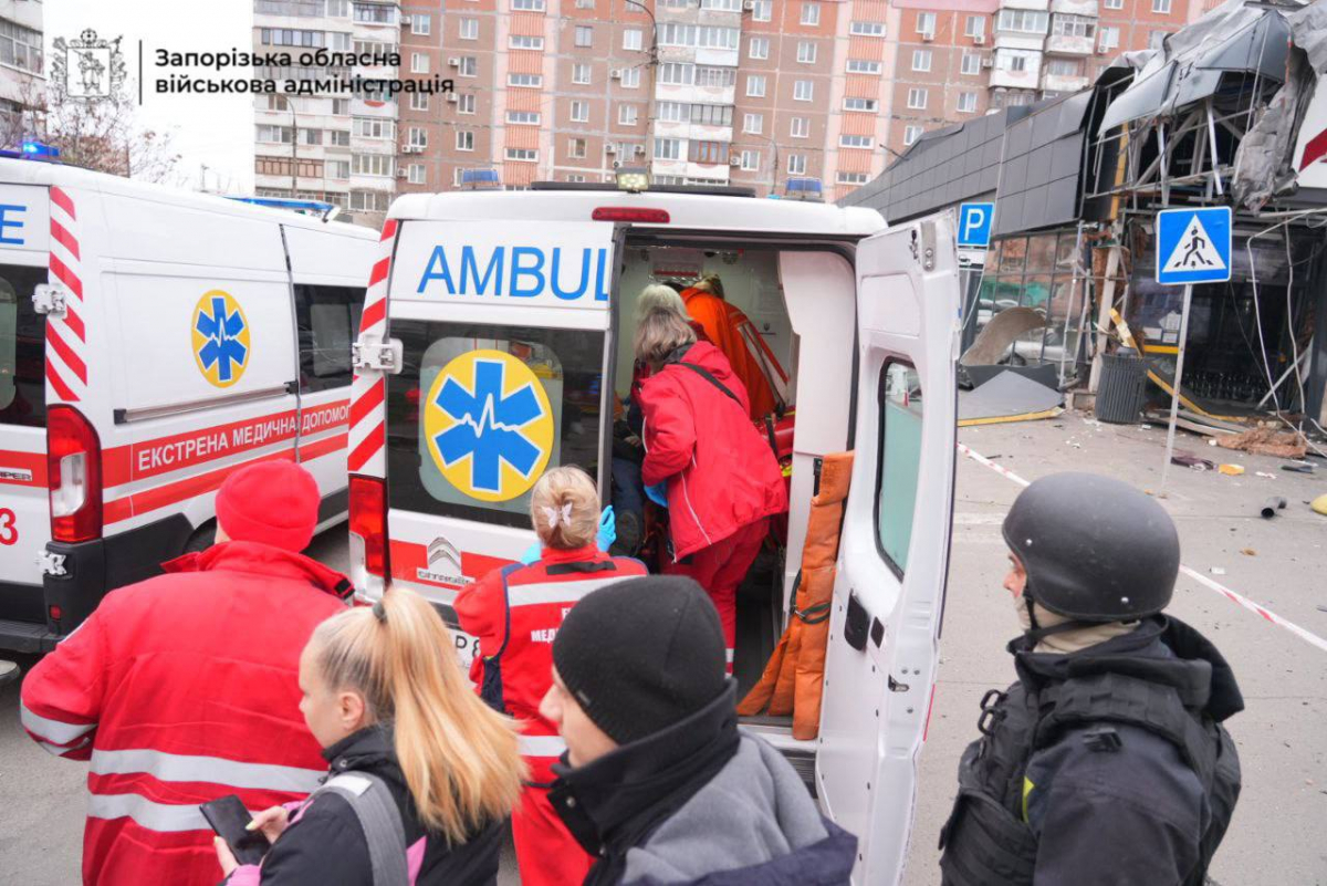 Серед поранених дитина та рятувальник - що відбувається на місці російського удару по супермаркету в Запоріжжі (фото, відео)