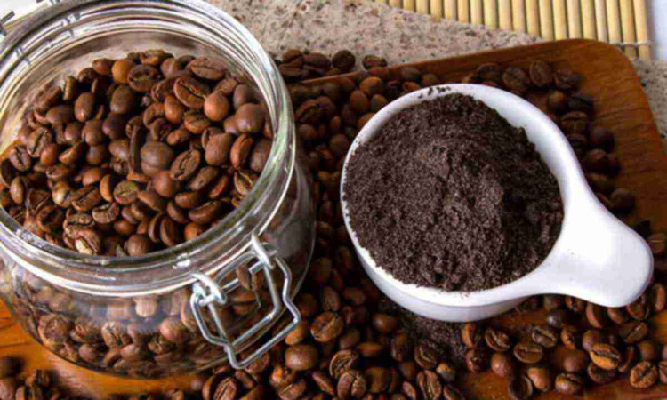 Добриво, косметика, миючий засіб: як використовувати кавову гущу