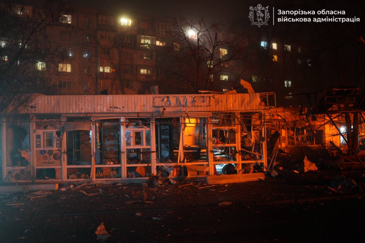 Вночі ворог ударив авіабомбою по запорізькому ринку, п'ятеро людей загинули - що ще відомо про наслідки атаки (фото, відео)