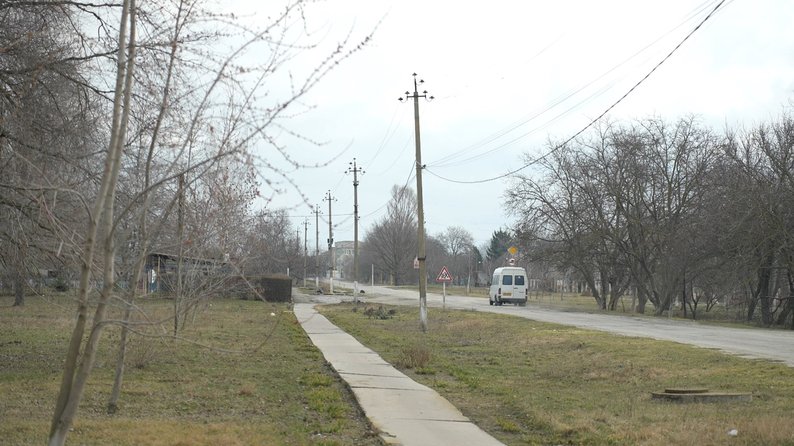"Психічно неможливо жити тут. А все одно хочеться повертатись": як під обстрілами живуть мешканці Біленького (фото, відео)