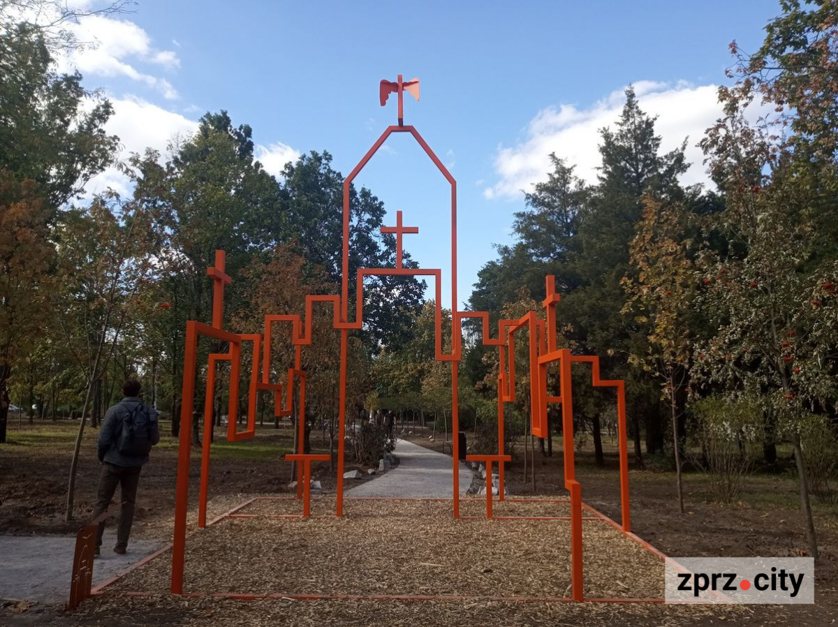 Скульптури, іменні дерева та коло з 13 каменів: у Запоріжжі з'явився новий парк і живий простір пам'яті