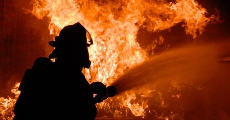 У Гуляйполі через ворожі обстріли загорілися три квартири в будинку