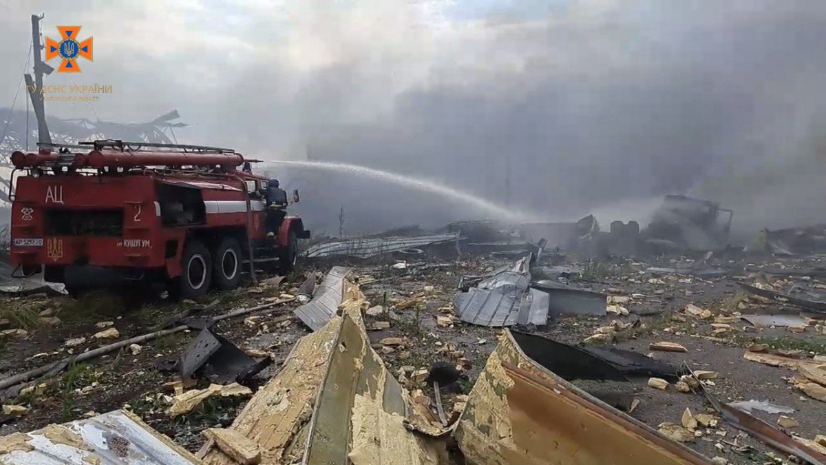 Ворожий обстріл Малокатеринівки - рятувальники показали фото та відео з місця прильоту