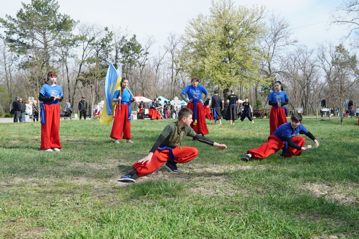 На Великдень спасівці показали на Хортиці видовищні козацькі бойові мистецтва - фото