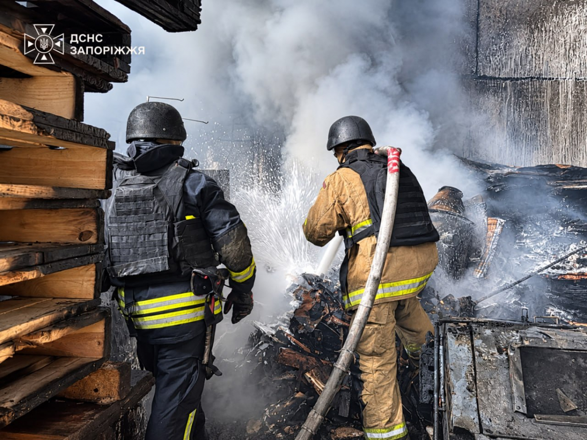 Вночі вдарили КАБами, а зранку — по ТЦ: у Запоріжжі внаслідок атак є поранені (фото, відео)