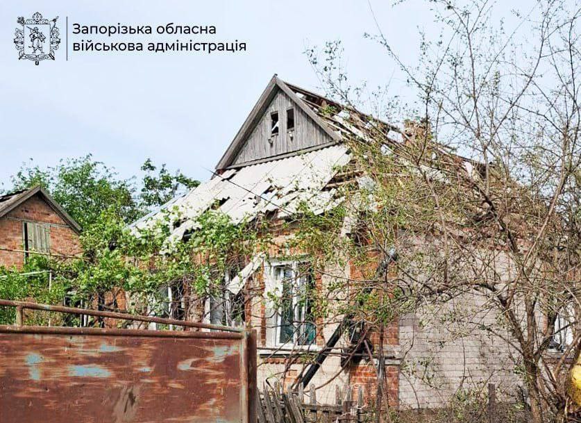 На Запоріжжі російські війська вдарили КАБами по селищу - постраждали чоловік та жінка (фото)