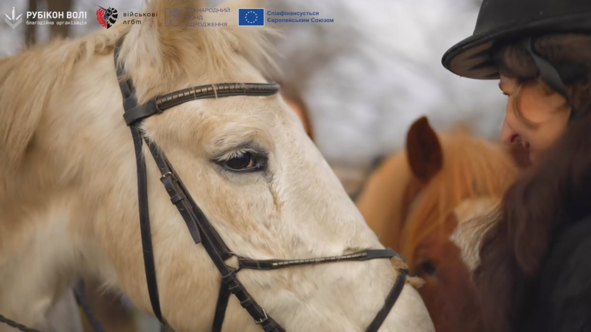Ветерани на конях: у Запоріжжі благодійники запустили проєкт відновлювальних занять з іпотерапії (відео)