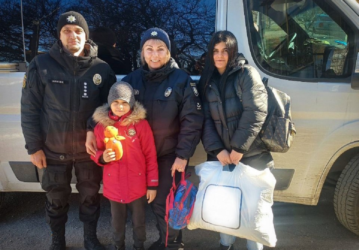 "Люблю своє рідне село всім серцем" - поліцейські евакуювали дитину з Приморського (відео)