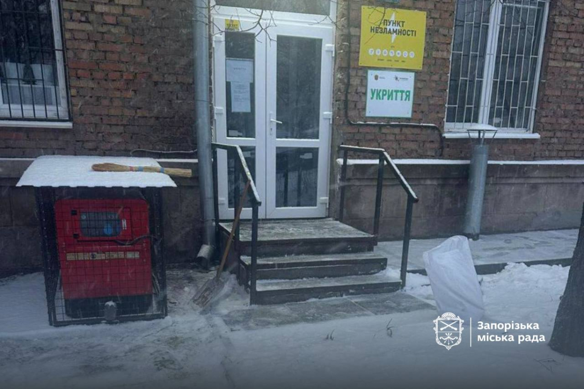 Запорізьку область засипало снігом: комунальники борються з негодою (фото, відео)