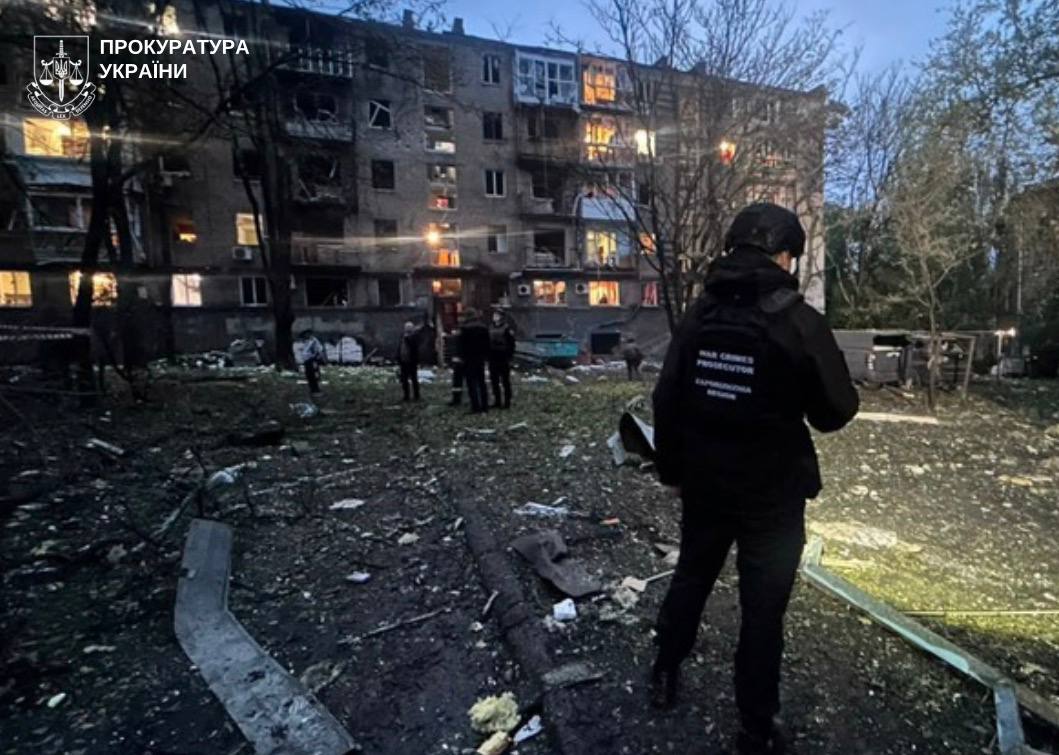 Будинок обстріляли вже вчетверте: у Запоріжжі внаслідок ракетного удару поранено п'ятьох, серед них дитина (фото, відео)