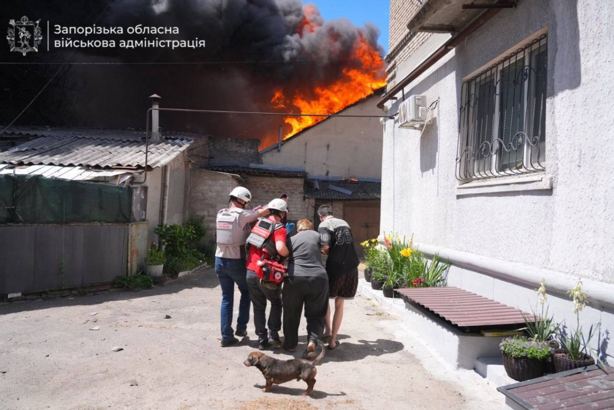 Росіяни вдарили по житловому кварталу Запоріжжя — є поранені (фото, відео)