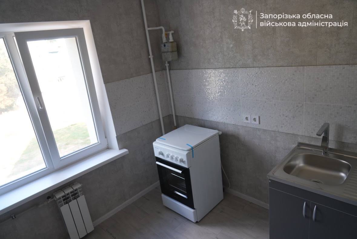 У Запоріжжі пошкоджений російською ракетою будинок майже відновили: коли заселення (фото)