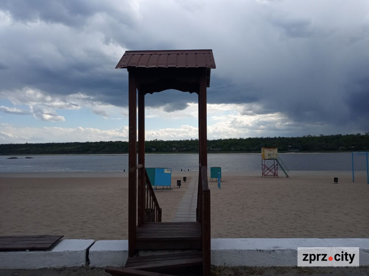 Аварійні сходи оновлять – у Запоріжжі на ремонт дерев'яних конструкцій виділили сотні тисяч гривень (фото)