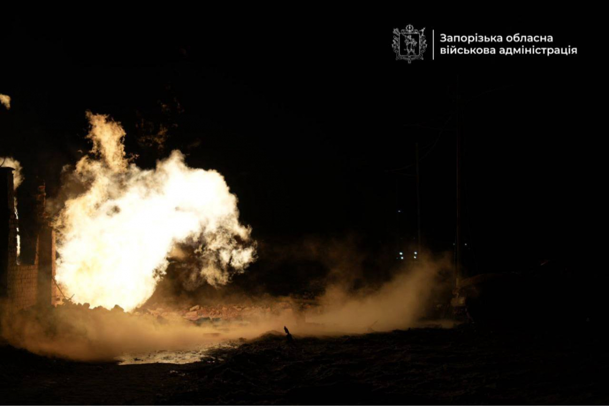 Вдарили КАБами: у Запоріжжі внаслідок ворожого обстрілу постраждала жінка та зафіксовані руйнування (фото, відео)