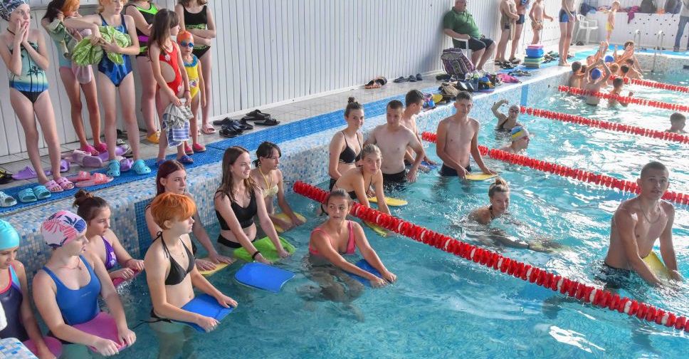 У Запоріжжі дітей - вимушених переселенців безкоштовно навчатиме плавати тренер Дениса Силантьєва