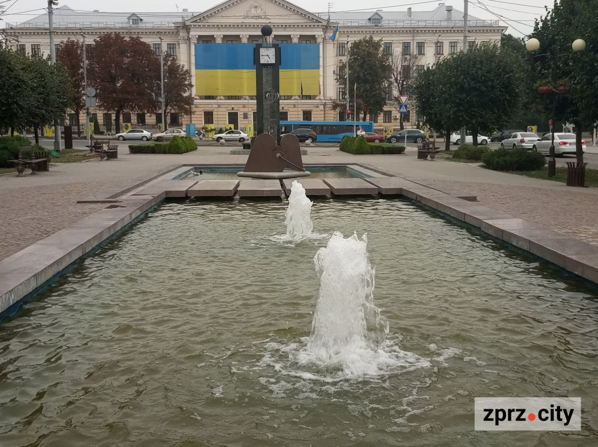 Сьогодні комунальники миють один з фонтанів в центрі Запоріжжя - фото