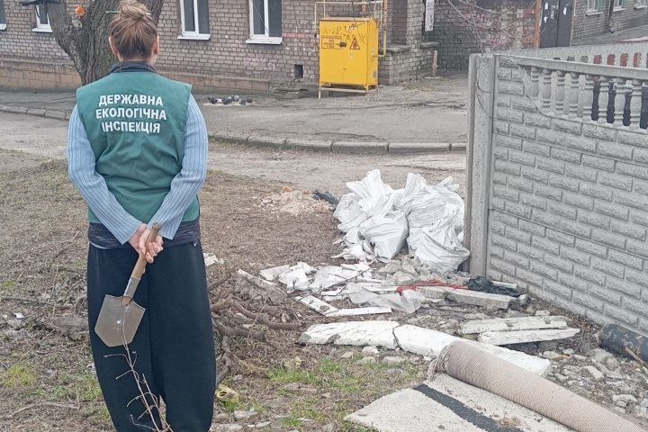 Смітнику у дворі не місце: у Запоріжжі мешканці поскаржились екологам на засмічення (фото)