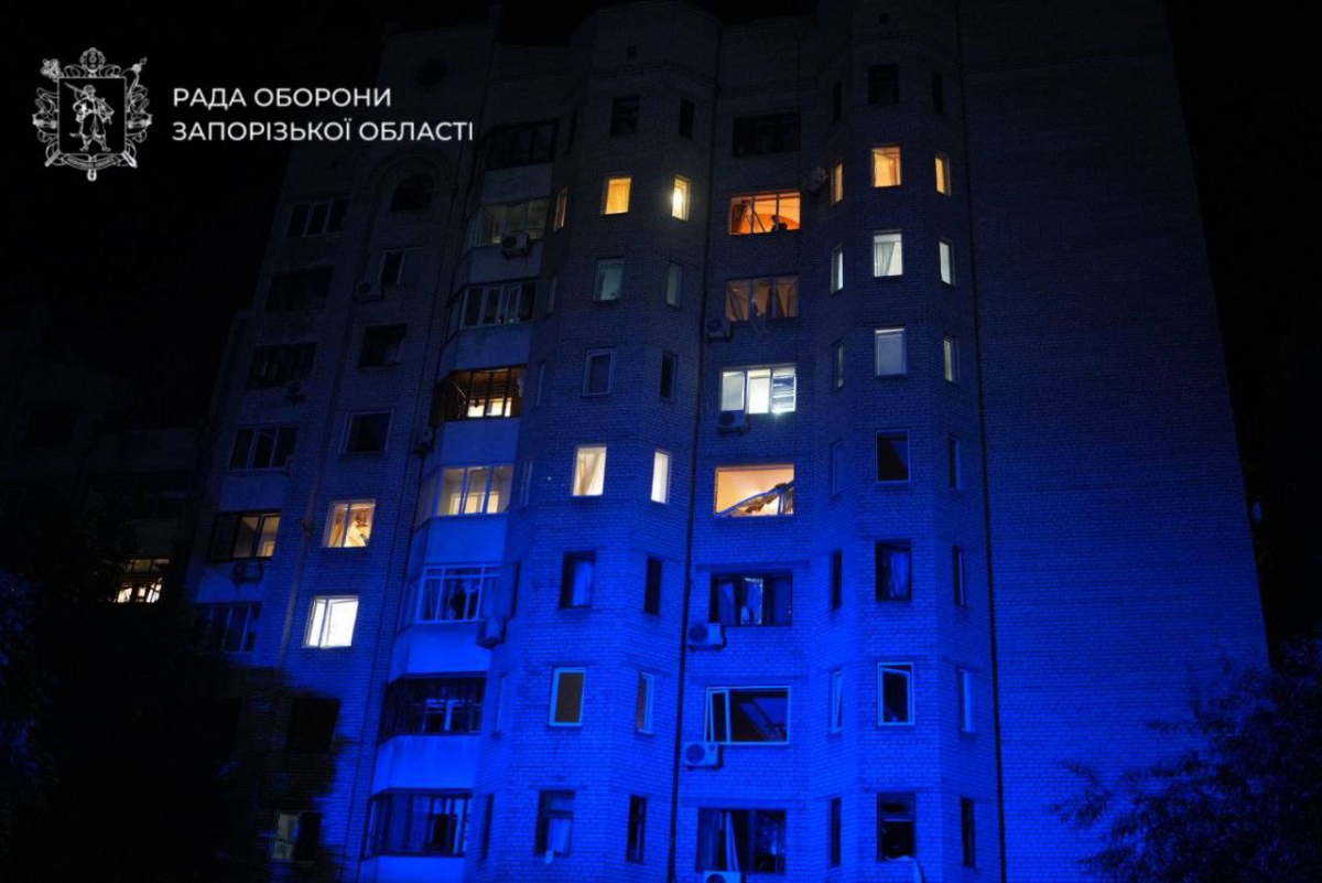Вночі ворог атакував Запоріжжя - є постраждали, пошкоджені багатоповерхівки, торговий центр та виш (фото, відео)