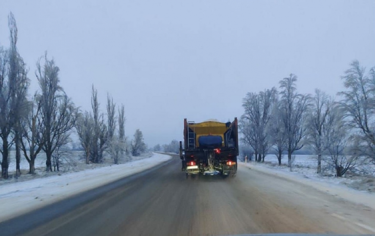 Сніг та ожеледиця - яка ситуація на трасах в Запорізькій області