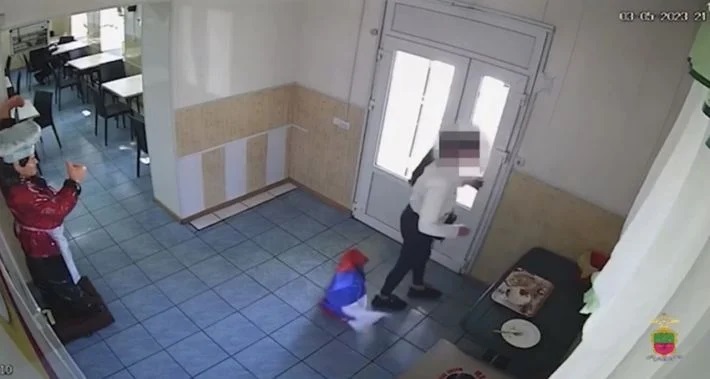 Зірвала триколор: у тимчасово окупованому місті Запорізької області дівчині загрожує в’язниця - відео