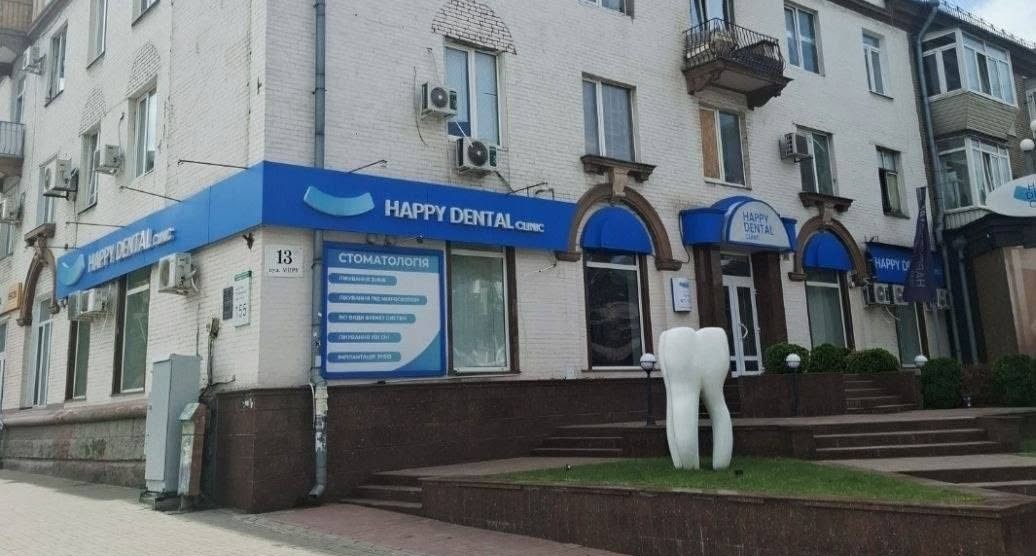 З пам'ятки архітектури на проспекті Соборному прибрали рекламу, яка висіла там без дозволів.