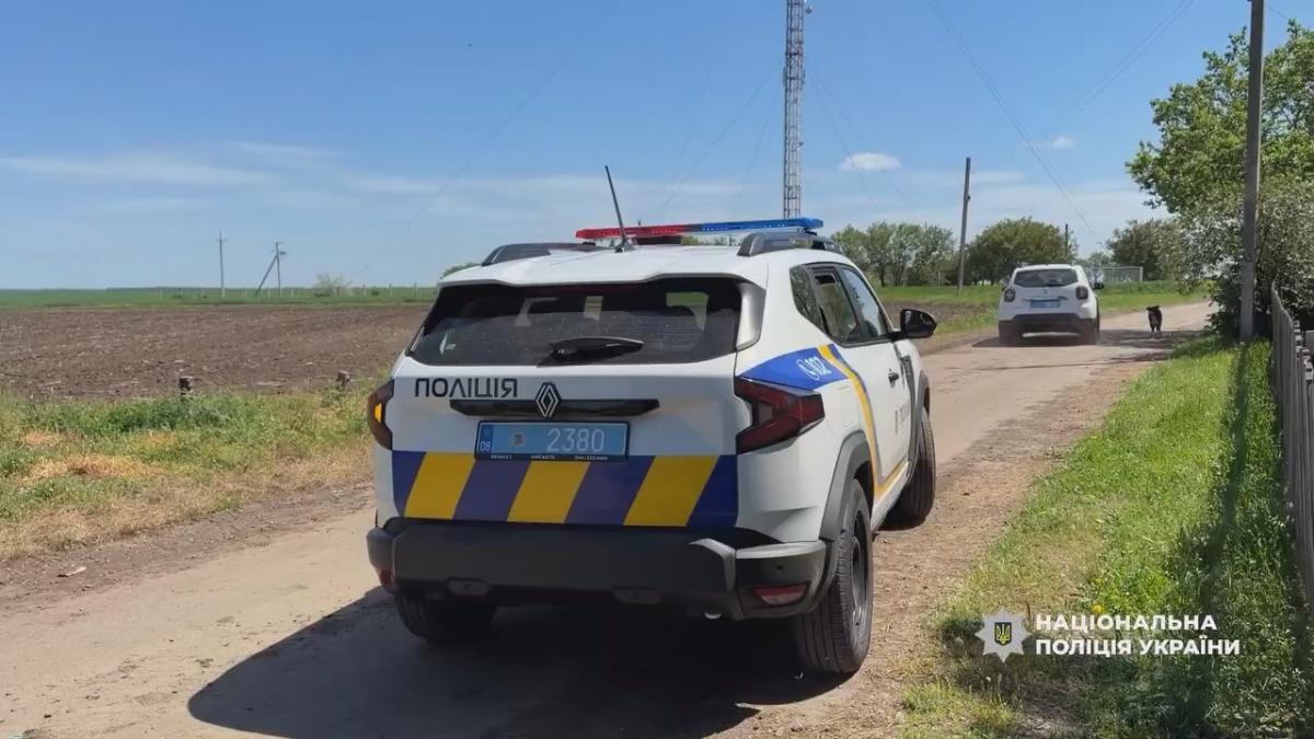 Із прифронтової Новомиколаївки Запорізького району евакуювали жінку з сином та дідуся, який сам виховує трьох онуків.