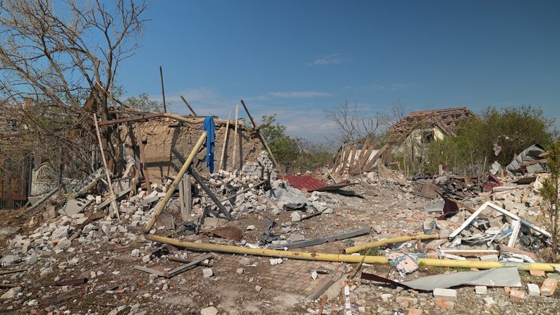 "Люди почали виїжджати, бо бояться" - ворог руйнує колись затишне селище під Запоріжжям (відео, фото)