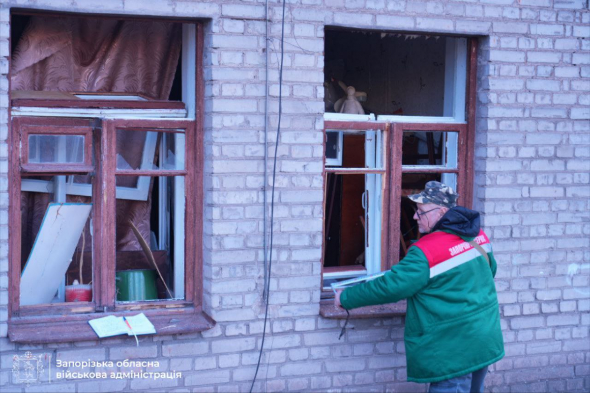 Ворог вдарив КАБами по Запоріжжю і Розумівці: поранені люди, розтрощені домівки та згорілі авто (фото, відео)