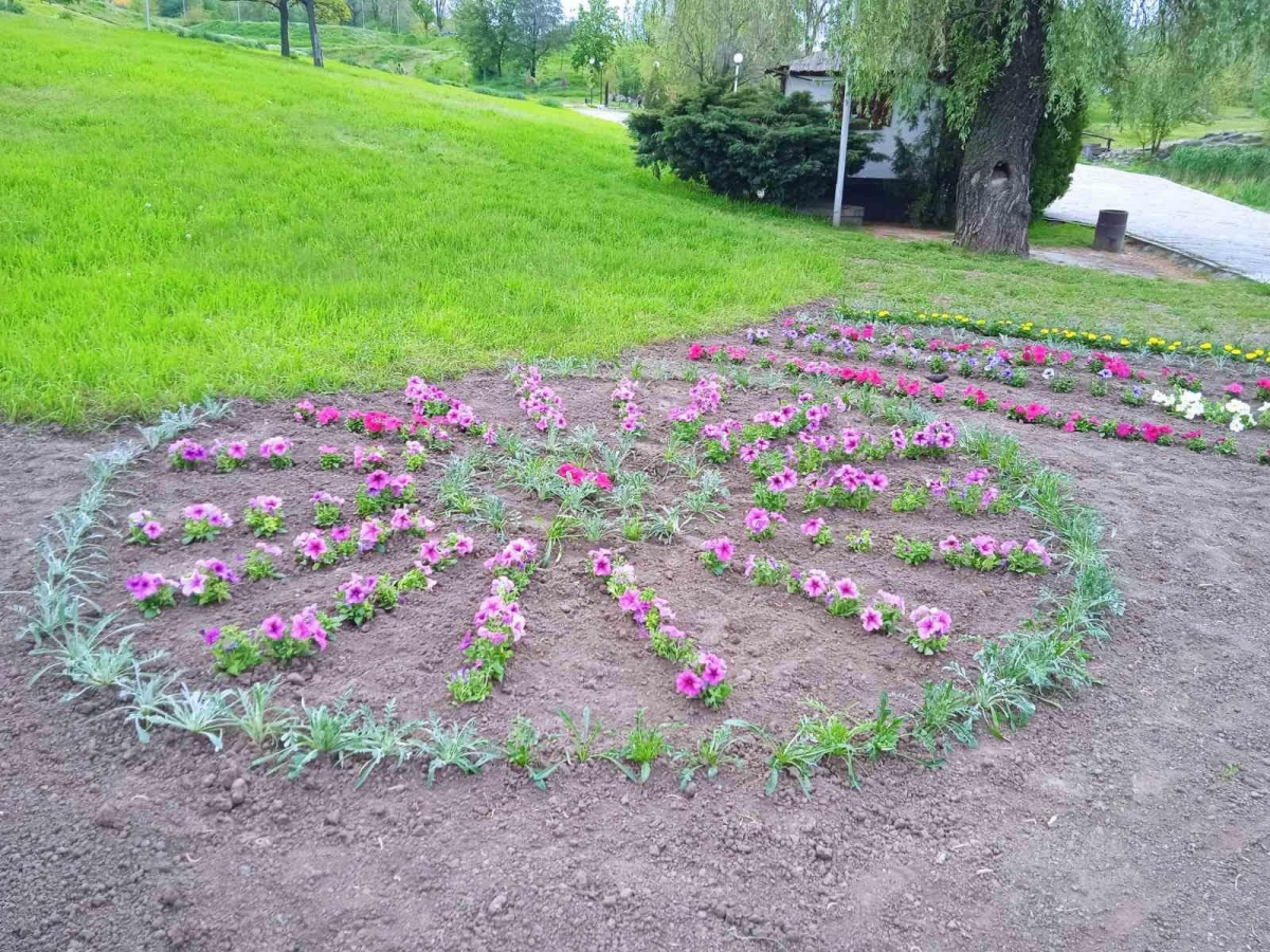 У парках Запоріжжя висадили квіти - фото